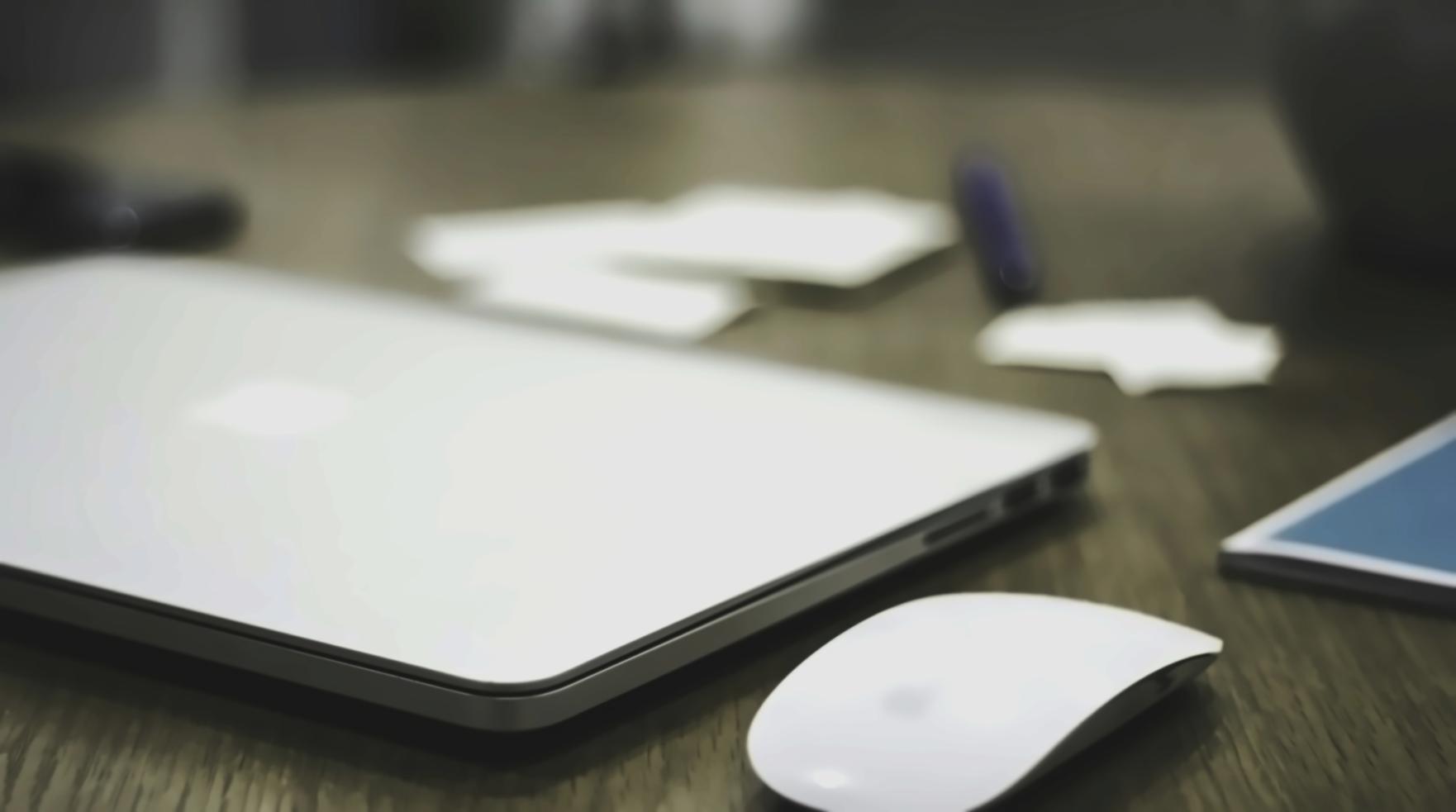 Equipo de trabajo colaborando en optimización financiera